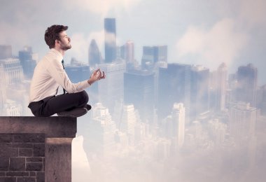 Yüksek bir binanın tepesinde oturan satıcı.