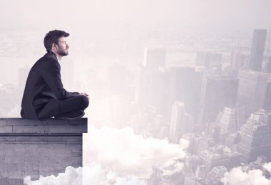 Satış elemanı şehrin sınırında oturuyor.