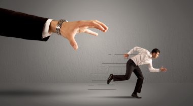 İş adamı büyük bir elden kaçıyor.