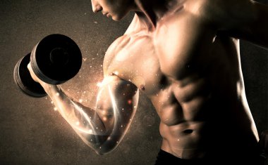 Vücut geliştirici enerji dolu beyaz çizgiler konseptiyle ağırlık kaldırıyor