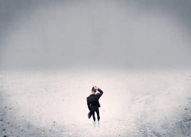 Kentsel boş alanda duran iş adamı