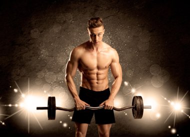 Güçlü seksi erkek vücut çalışıyor.