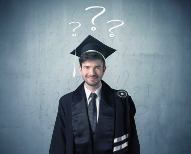 Soru işaretleri çizilmiş genç mezun.