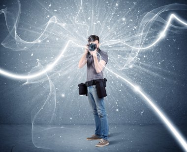 Dinamik çizgileri olan profesyonel fotoğrafçı.