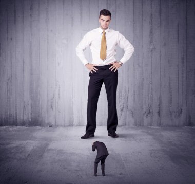 Büyük patron küçük iş adamına lokma atıyor.