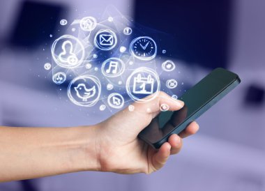 El smartphone telefon app seçenekleri ile tutarak