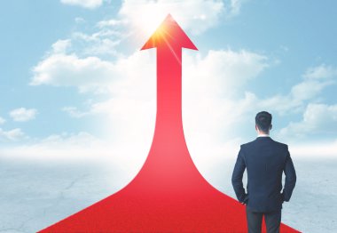 üzerinde kırmızı bir ok ayakta işadamı