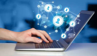 El dizüstü bilgisayar ve Sosyal Medya Icons yakın çekim