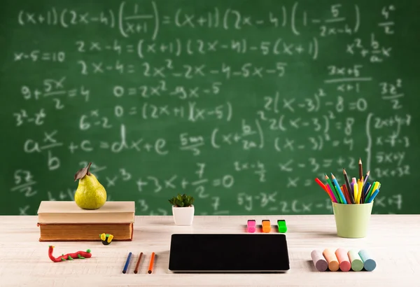 Aula de matemática da mesa da escola estudantil — Fotografia de Stock