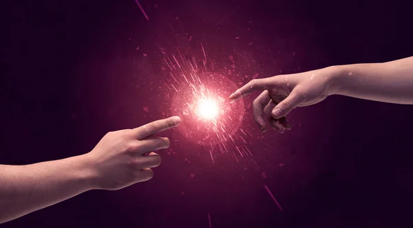 Tocar las manos iluminar el brillo en el espacio — Foto de Stock