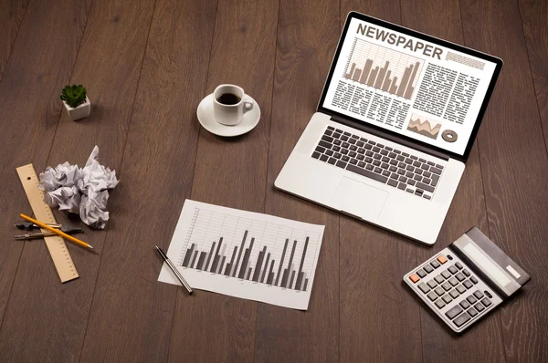 Laptop de negócios com relatório do mercado de ações em mesa de madeira — Fotografia de Stock