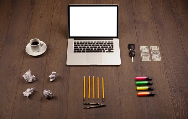 Schreibtisch mit Büromaterial und modernem Laptop mit weißer Rückenlehne — Stockfoto