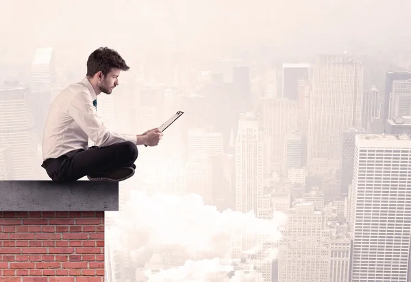 都市の屋上に座っているサラリーマン — ストック写真