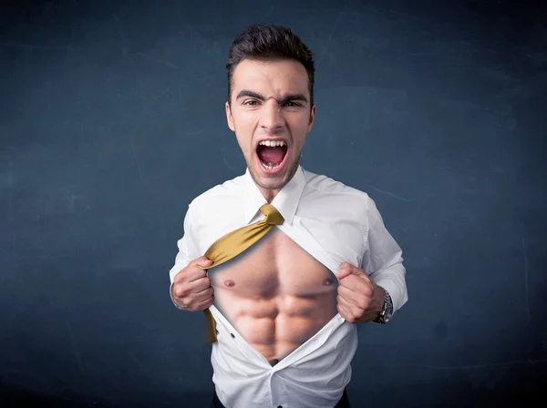 Empresario arrancando camisa y mostrando cuerpo mucular — Foto de Stock