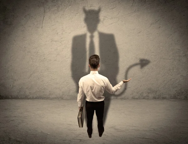 Venditore di fronte alla propria ombra demoniaca — Foto Stock