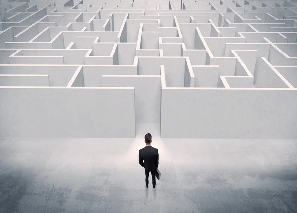 Vendas pessoa de pé na entrada do labirinto — Fotografia de Stock