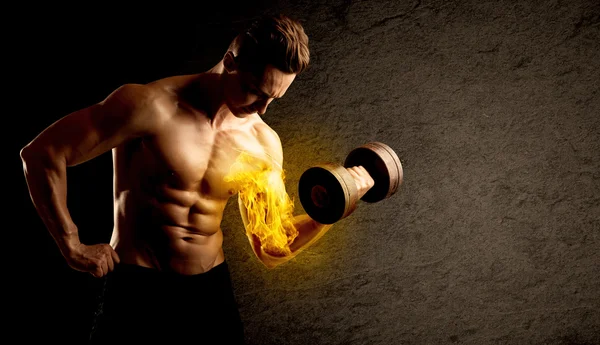 Izomépítő emelő súly lángoló bicepsz koncepció — Stock Fotó