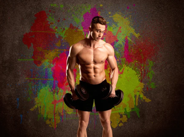 Renkli duvarı ve kilosu olan güçlü bir adam.