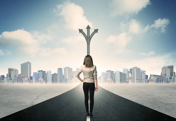 Businesswoman standing on the road — Stock Photo, Image