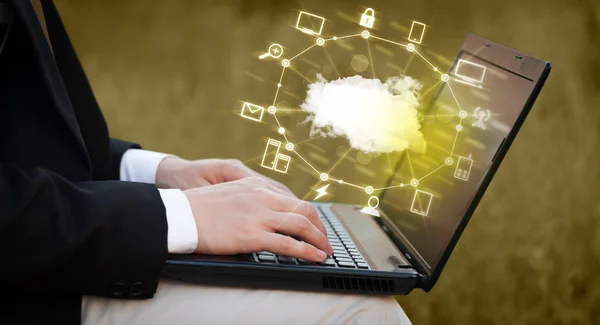 Lavorare a mano con un diagramma Cloud Computing — Foto Stock