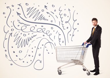 Alışveriş arabalı bir iş adamı.