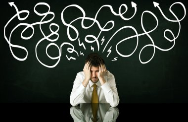 Depresyondaki işadamı çizgili çizgiler altında oturuyor