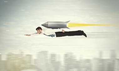 süper kahraman iş adamı ile jet pack roket CIT yukarıda uçan
