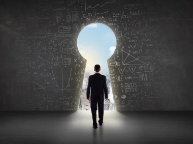 Parlak şehir manzaralı anahtar deliğine bakan bir işadamı 