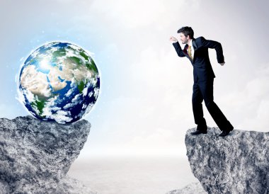 İşadamı küre rock dağda