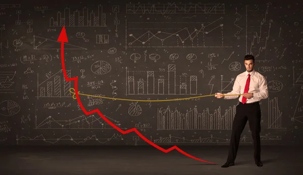 İşadamı iple kırmızı ok çekiyor. — Stok fotoğraf