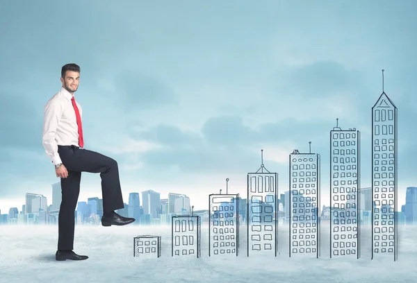Hombre de negocios escalando en edificios dibujados a mano en la ciudad —  Fotos de Stock