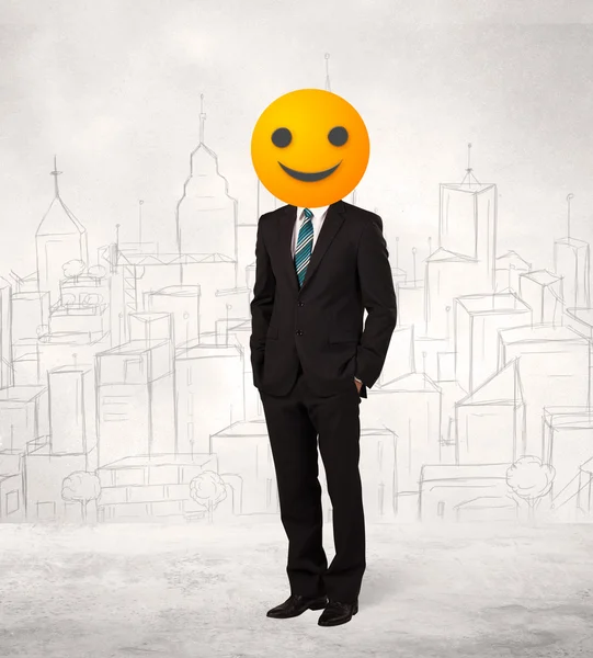 Uomo d'affari indossa faccina gialla sorridente — Foto Stock