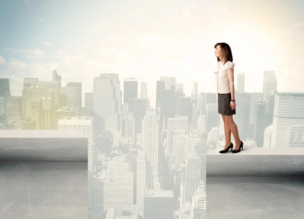 Businesswoman standing on the edge of rooftop — Stock Photo, Image