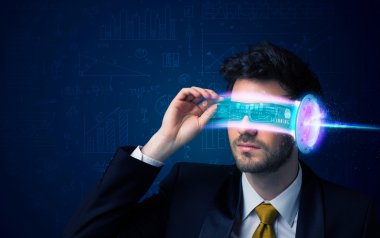 İleri teknoloji akıllı telefon gözlüklü bir adam. 