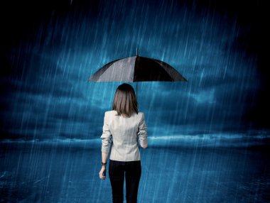 iş kadını bir şemsiye ile yağmurda durmuş