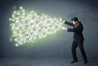 İş adamı bir sürü dolar savuruyor.