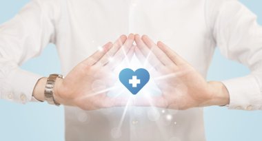 Eller mavi haçlı bir kalp yaratıyor.