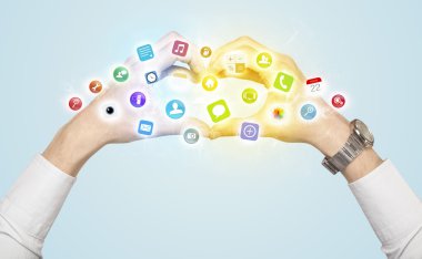Eller mobil uygulama simgeleri ile bir form oluşturuluyor