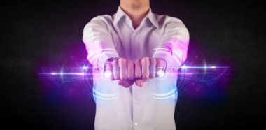 İş adamı gelecekteki teknoloji veri ağı tutuyor 