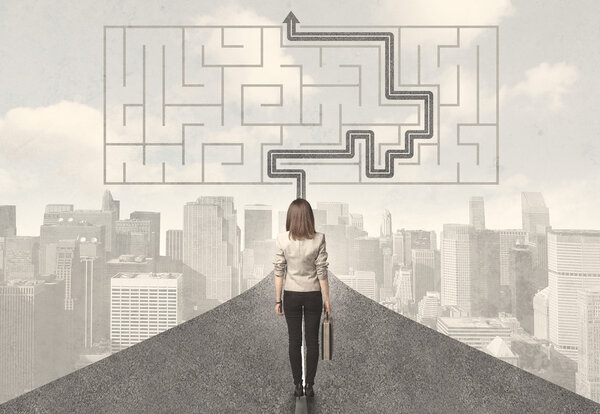 Бизнес-леди смотрит на дорогу лабиринтом и раствором
