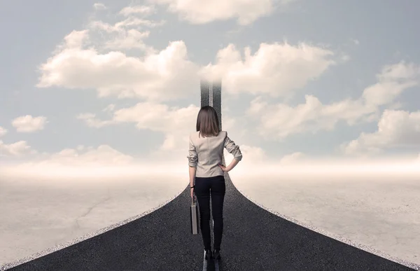 Mulher de negócios olhando para a estrada que sobe no céu — Fotografia de Stock