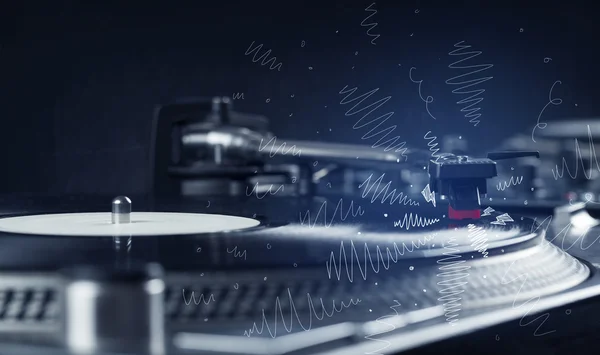 Plattenspieler spielt Musik mit handgezeichneten Kreuzlinien — Stockfoto