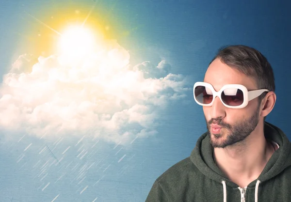 Joven mirando con gafas de sol a las nubes y al sol — Foto de Stock