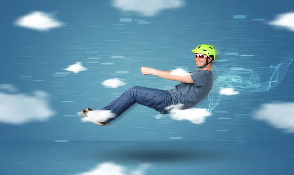 Komik racedriver genç adam bulutlar kavramı sürüş — Stok fotoğraf