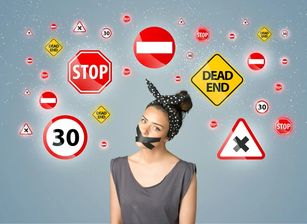 Jeune femme avec bouche collée et feux de signalisation — Photo