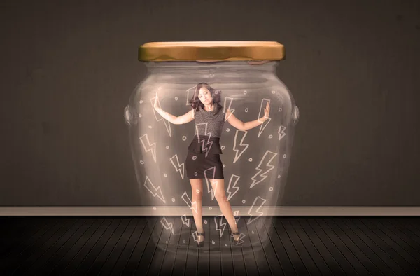Geschäftsfrau in einem Glasgefäß mit Blitzzeichnungen — Stockfoto