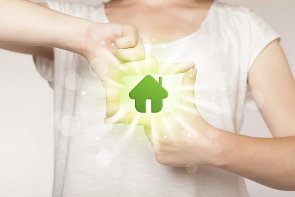 Руки создают форму с зеленым домом — стоковое фото