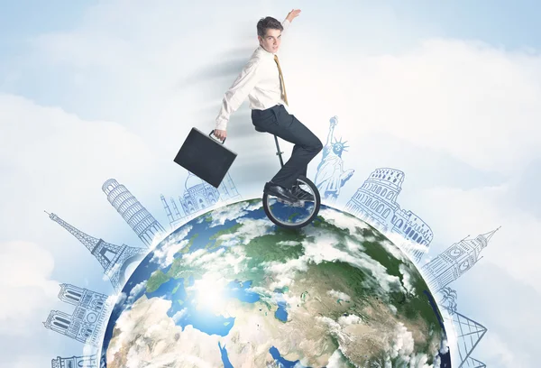 Homem montando monociclo ao redor do globo com as principais cidades — Fotografia de Stock