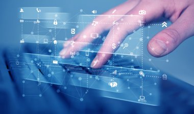 Yüksek teknoloji ortam simgeleriyle elele basılı klavye