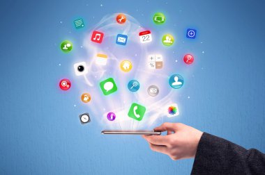 Tablet telefon app simgeleri ile tutan el